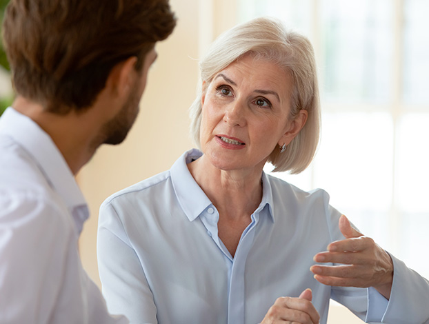 Mature woman mentoring a yoiunger colleauge.